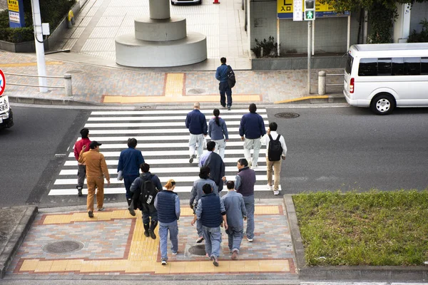 Japoneses e estrangeiros que caminham pela estrada vão para casa a — Fotografia de Stock