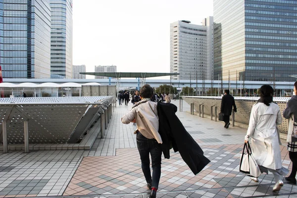 Japoneses e estrangeiros trabalhador a pé ir para trens e b — Fotografia de Stock