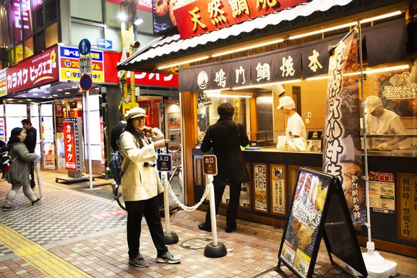 Thailändische Frauen und Menschen stehen Schlange, um Lebensmittel zu kaufen taiyaki — Stockfoto