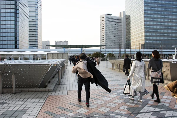 Los japoneses y los trabajadores extranjeros caminando van a los trenes y b — Foto de Stock