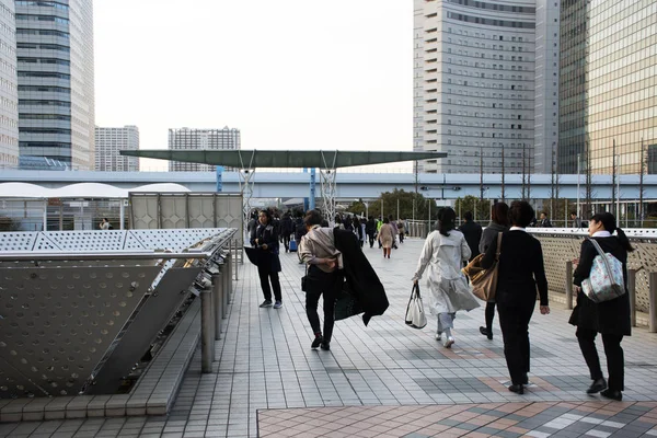 Los japoneses y los trabajadores extranjeros caminando van a los trenes y b — Foto de Stock