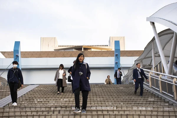 Thai women and Japanese people and foreigners walking go to trai — Stock Photo, Image