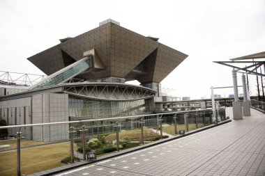 Japon işçiler ve yabancılar yürüyen insanlar işe gitmek ve se