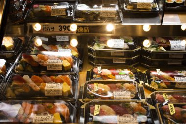 Japon lar ve alışverişte yürüyen yabancı gezginler yiyecek satın alıyor 