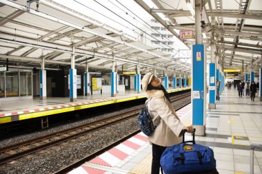 Gezgin Taylandlı kadın ve Japon lar yolcular bekleyip yürüyor