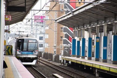 Japonlar ve yabancı yolcu yolcular bekliyor ve yürüyor