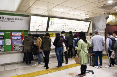 Japon lar ve yabancı gezginler yolcu bekleyin ve i standı