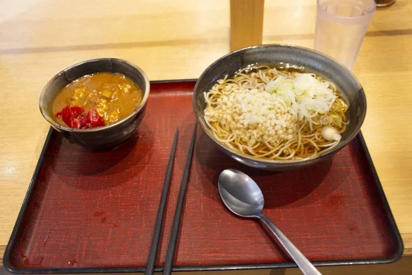 Caril de porco conjunto de comida japonesa com cobertura de arroz vegetal em conserva — Fotografia de Stock