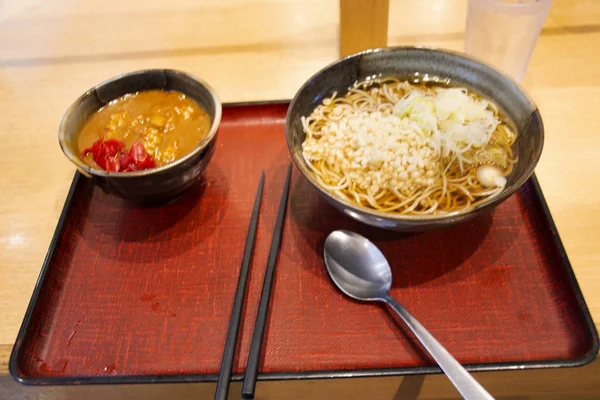 쌀 토핑 절인 야채를 곁들인 일본 식 세트 돼지 고기 카레 — 스톡 사진