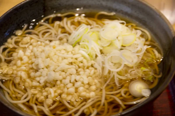 Japans eten sojabonen gebakken top op ramen heldere soep van lokale res — Stockfoto