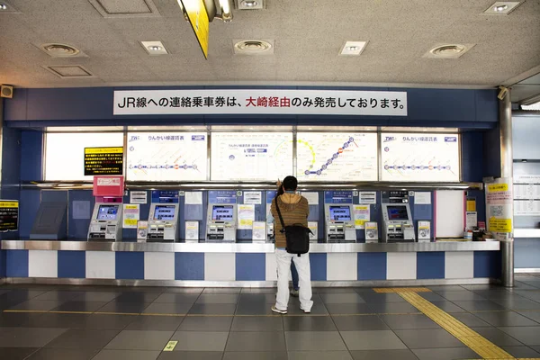 Los japoneses y los viajeros extranjeros pasajero esperar y de pie i — Foto de Stock