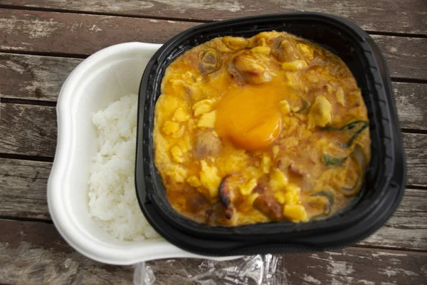 Makanan Jepang kotak bento beras dan ayam goreng dengan onsen rebus — Stok Foto