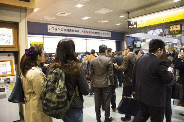 Японцы и иностранные пассажиры ждут и стоят в — стоковое фото