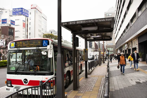 Ruch drogowy gród iprzystanek autobusowy przy stacji Kamata — Zdjęcie stockowe