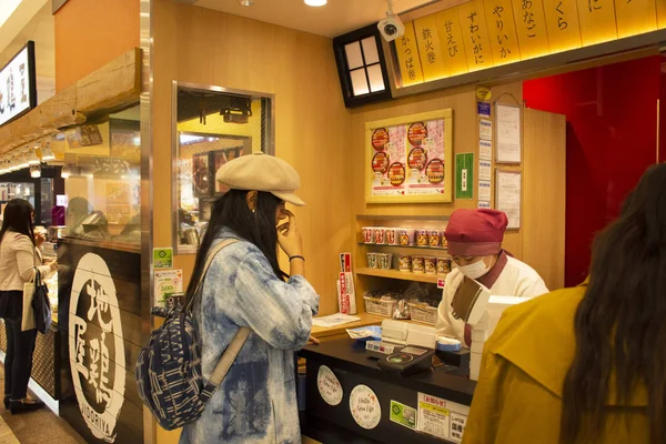Japoneses y viajeros extranjeros caminando compras comprar comida — Foto de Stock