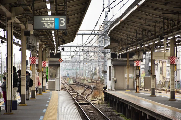 Japonezii și pasagerii străini care așteaptă și jou — Fotografie, imagine de stoc