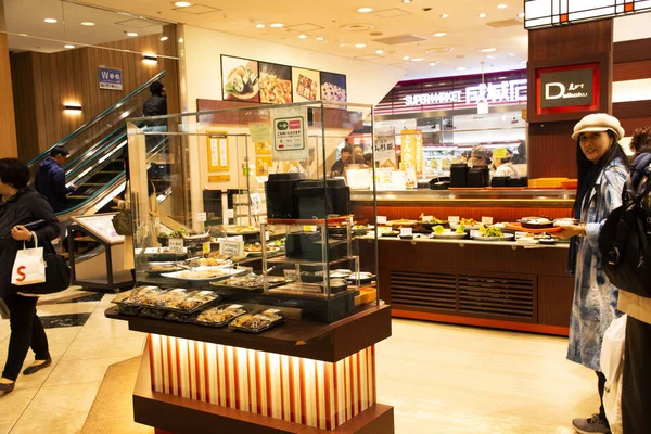 일본인과 외국인 여행자가 쇼핑을 하는 것은 음식을 구입합니다. — 스톡 사진