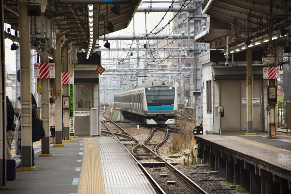 Japanska människor och utländska resenärer passagerare väntar och Jou — Stockfoto