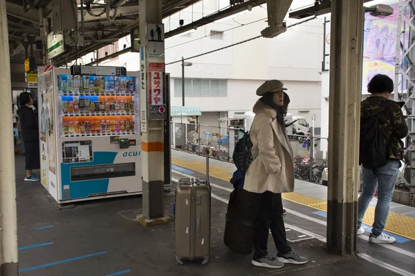 Viajeros tailandeses y japoneses pasajeros esperan y caminan — Foto de Stock