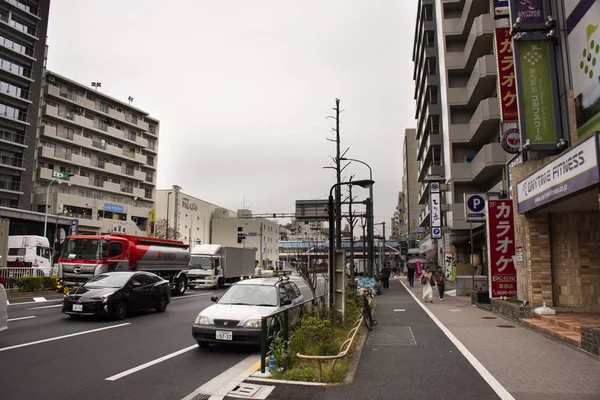 Landschap en stadsgezicht met verkeer en Japanse mensen lopen — Stockfoto