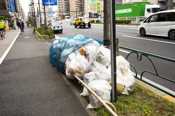Bin gebied voor Japanse mensen dropping vuilnis en afval wachten cle — Stockfoto