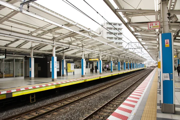 Japanse mensen en buitenlandse reiziger passagiers wachten en wandelen — Stockfoto