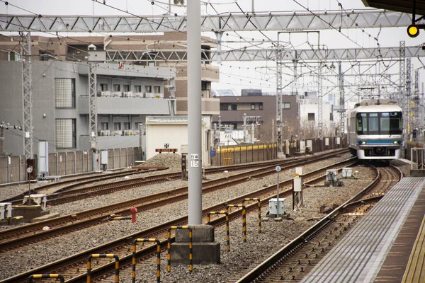 Japaner und ausländische Reisende warten und gehen — Stockfoto