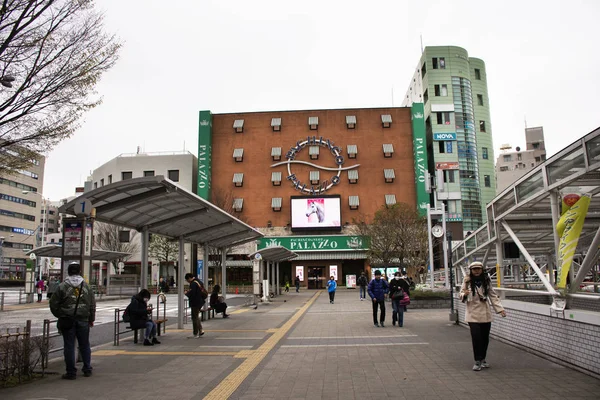 Landskap och stadsbilden med japanska och utlänningar människor vänta — Stockfoto