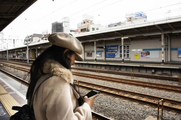 旅行者のタイ人女性と日本人の乗客は待って歩く — ストック写真
