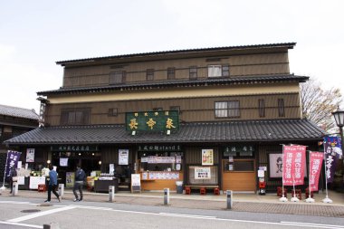 Japonlar ve yabancı gezginler alışveriş ve seyahat v yürümek
