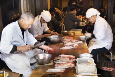 Şef insanlar öldürme ve fileto toel balık göstermek müşteri ve co için