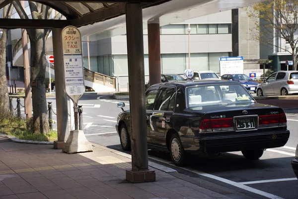 Японські люди водіння таксі зупинка очікування мандрівників і пасажирів — стокове фото