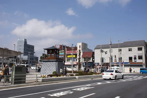 Vue paysage et paysage urbain avec des Japonais marchant sur la croix — Photo