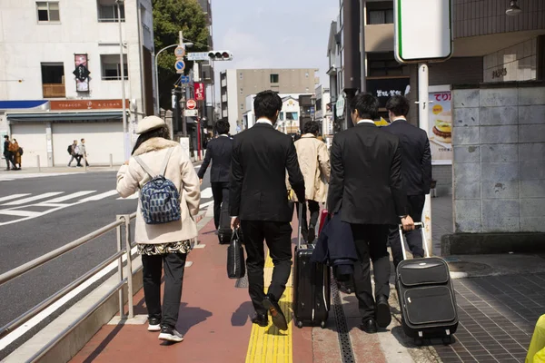 Las mujeres tailandesas y los japoneses y los hombres de negocios caminando en footpa — Foto de Stock