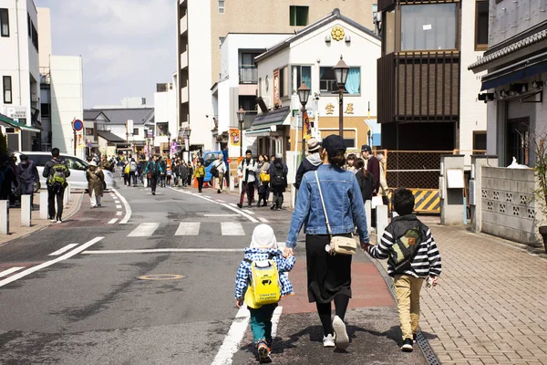 Família japonesa mãe andando segurar mão na mão criança em walkwa — Fotografia de Stock