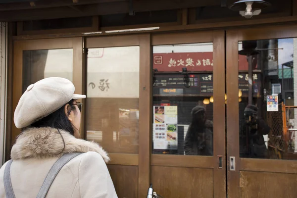 Voyageur thaï femmes et Japonais marche tir prendre une photo — Photo