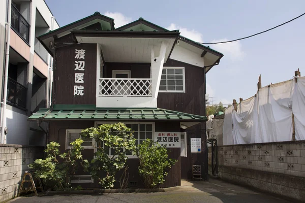 Boutique de souvenirs locaux dans la rue de Naritasan Omote Sando à N — Photo