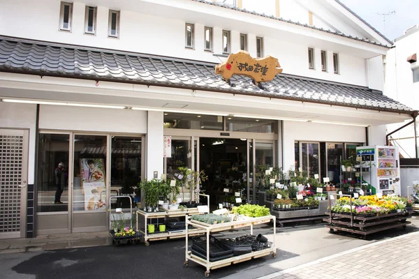 Lokale Souvenirwinkel in de straat van Naritasan omote Sando in N — Stockfoto