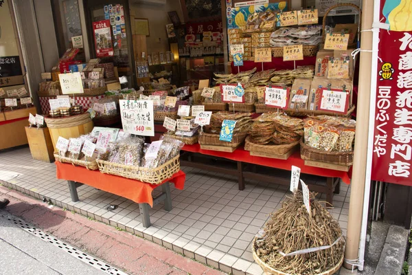 Tienda de regalos de recuerdos local en la calle de Naritasan Omote Sando en N —  Fotos de Stock