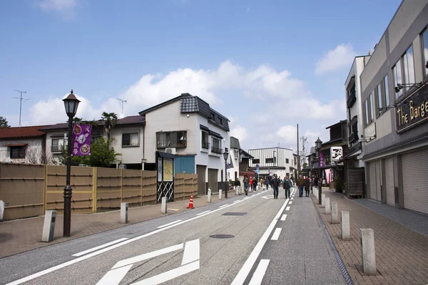 Los japoneses y los viajeros extranjeros caminan de compras y viajes v — Foto de Stock