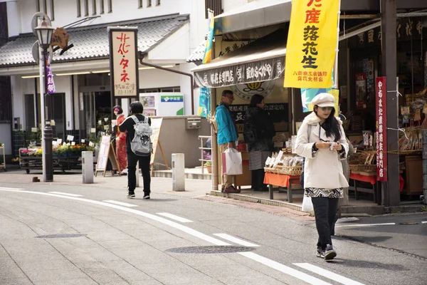 旅行者のタイ人女性と日本人が歩いて写真を撮る — ストック写真