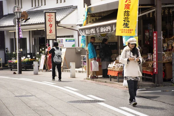 여행자 태국 여성과 일본인이 사진 촬영을 걷고 있습니다. — 스톡 사진