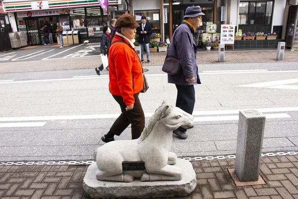 Japaner und ausländische Reisende gehen einkaufen und reisen v — Stockfoto