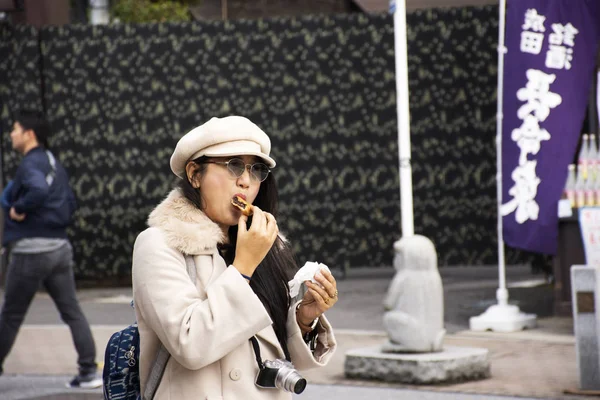 Reiziger Thaise vrouwen reis bezoek en eten lokale Japanse snack — Stockfoto