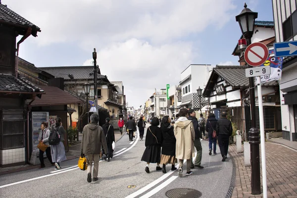 Japaner und ausländische Reisende gehen einkaufen und reisen v — Stockfoto