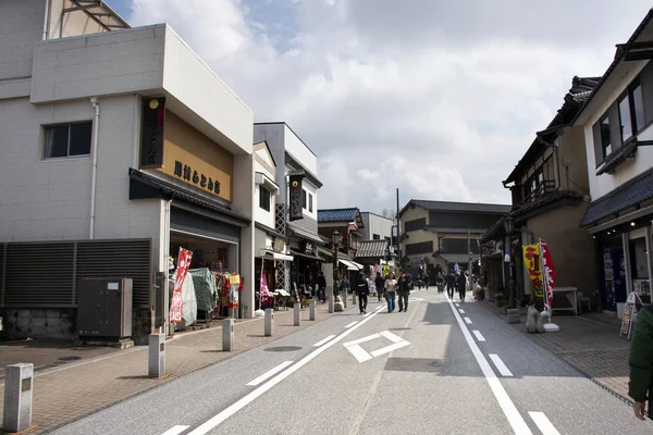 Japanse mensen en buitenlandse reizigers lopen winkelen en reizen v — Stockfoto
