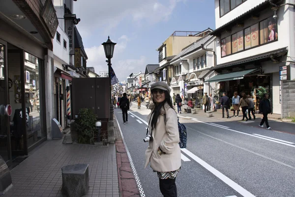 Reisende thailändische Frauen und Japaner zu Fuß fotografieren — Stockfoto
