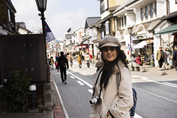 Мандрівник тайські жінки і японські люди ходять зйомки знімати фото — стокове фото