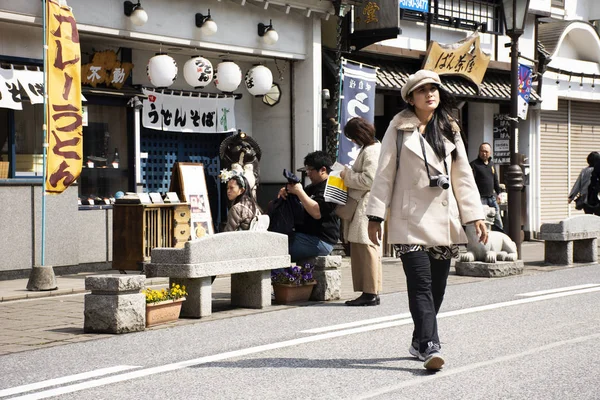 Reisende thailändische Frauen und Japaner zu Fuß fotografieren — Stockfoto