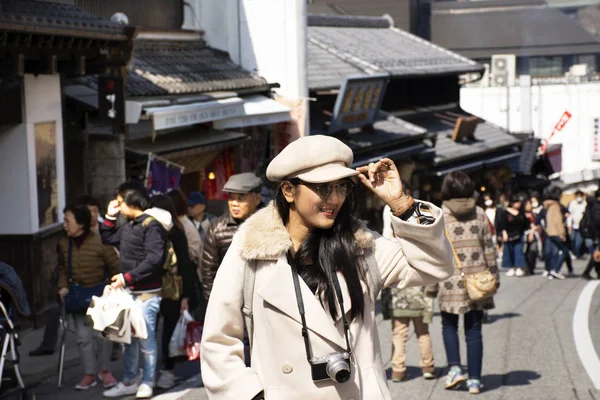 Reisende thailändische Frauen und Japaner zu Fuß fotografieren — Stockfoto